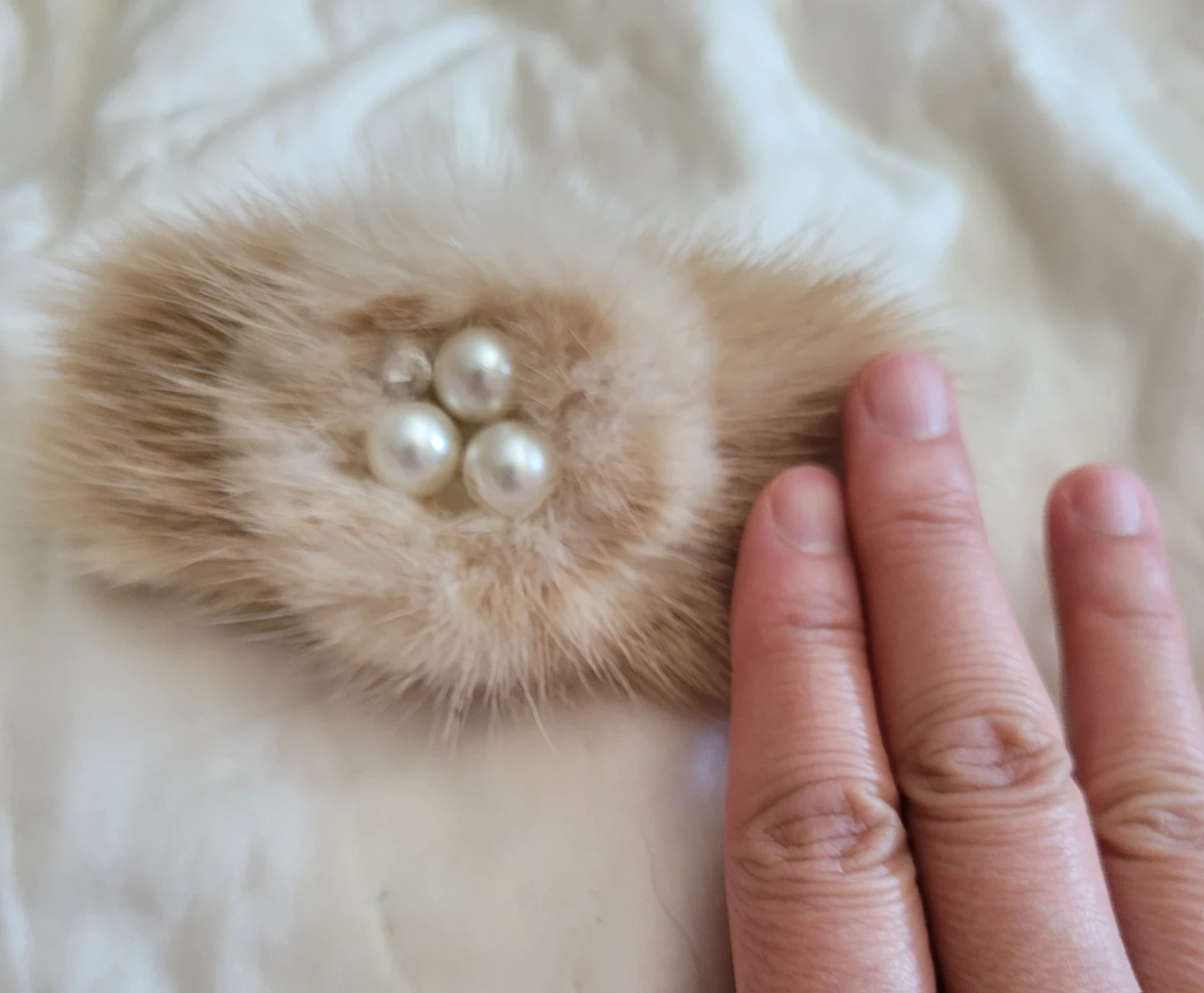 Vintage Fur & Pearl Hair Clip - photo 2