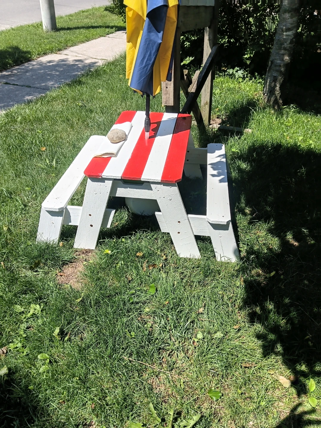 Children's Picnic Table with Umbrella - photo 3