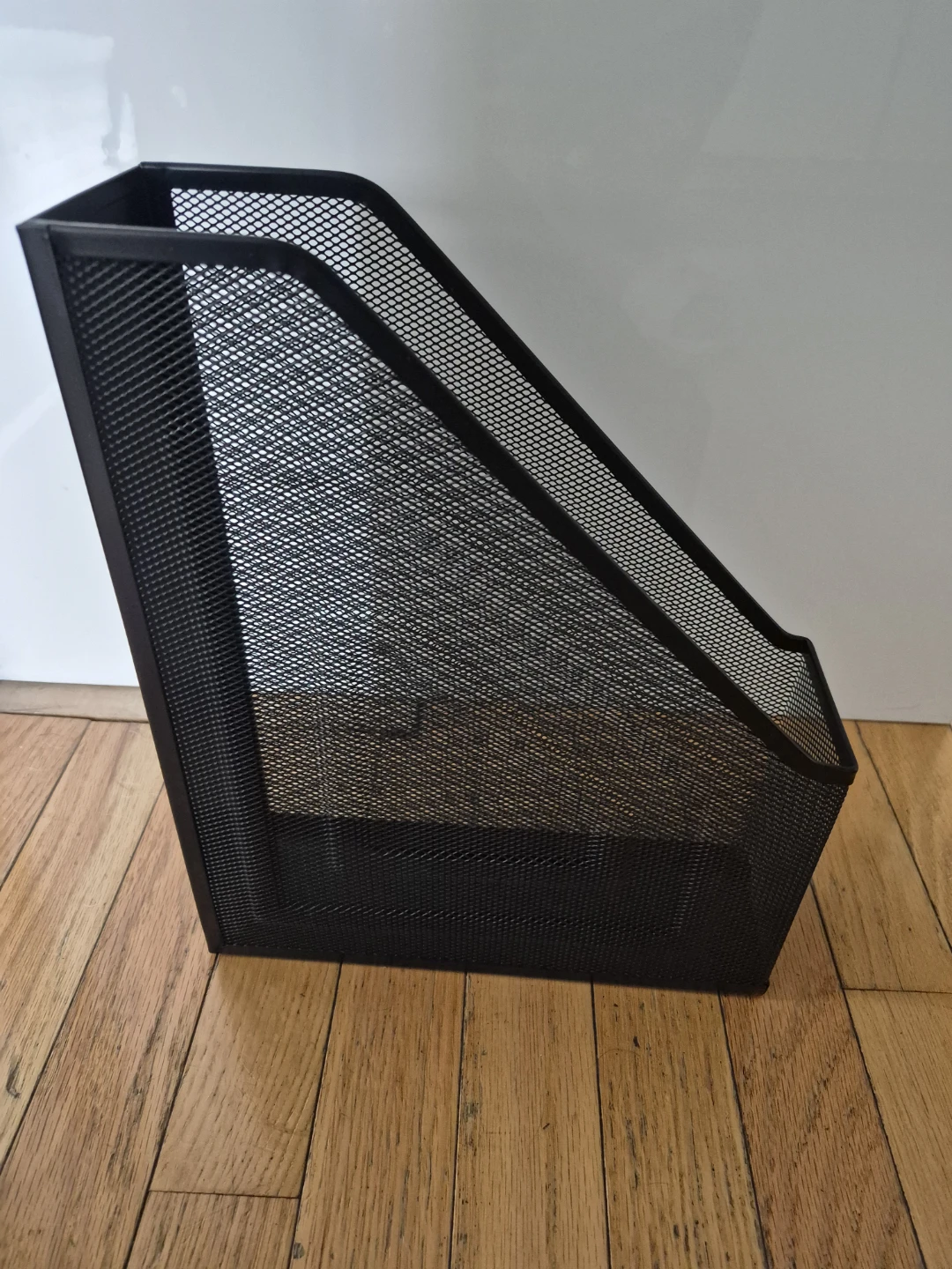 Magazine holder - black mesh