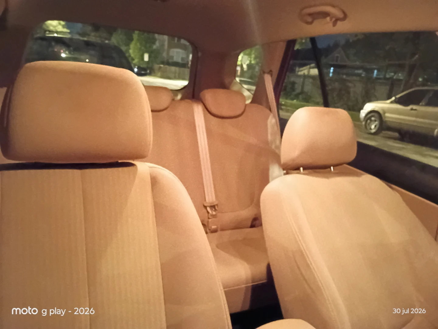 Red Kia Rondo LX - photo 5