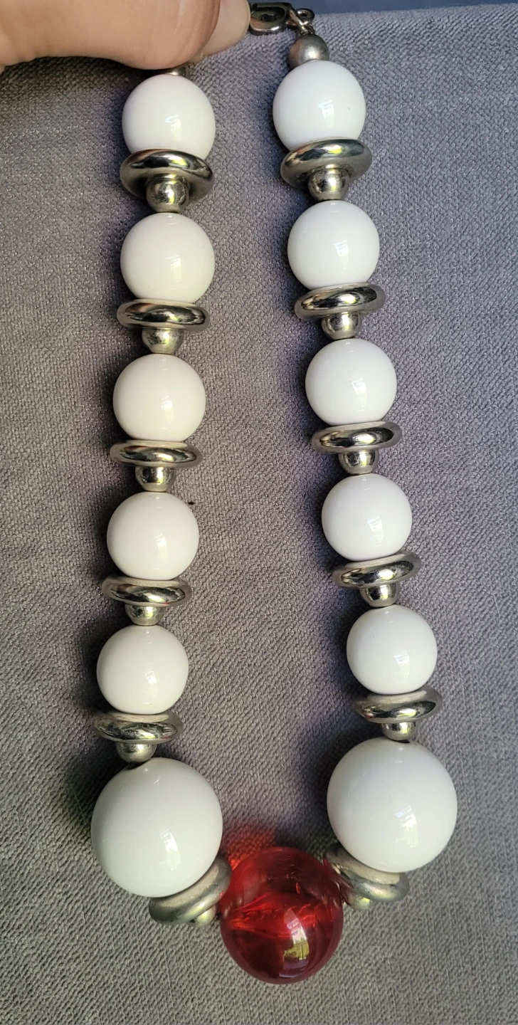 Vintage Necklace | White Lucite Beads & Red Acrylic Centre Bead - photo 4