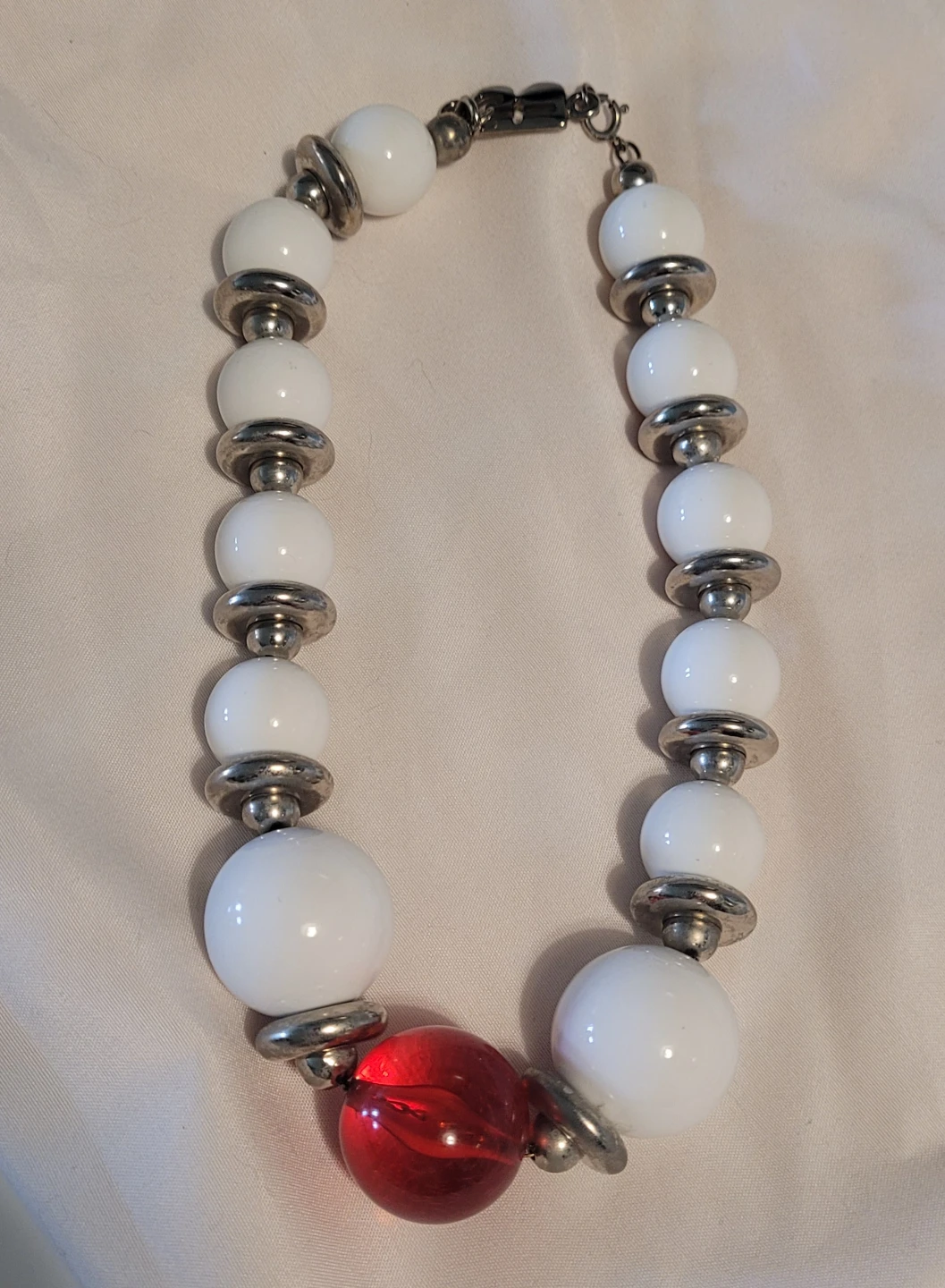 Vintage Necklace | White Lucite Beads & Red Acrylic Centre Bead - photo 5