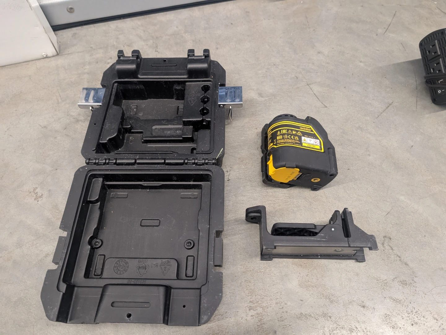 DEWALT Laser Level with Case - photo 4