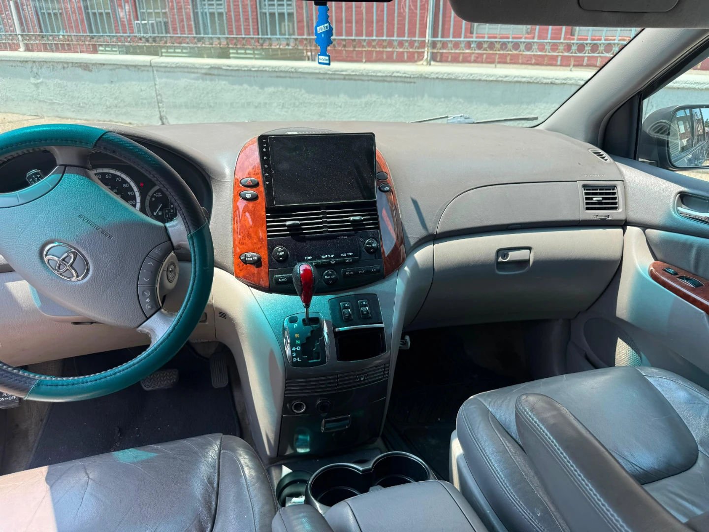 Toyota Sienna Minivan - photo 2
