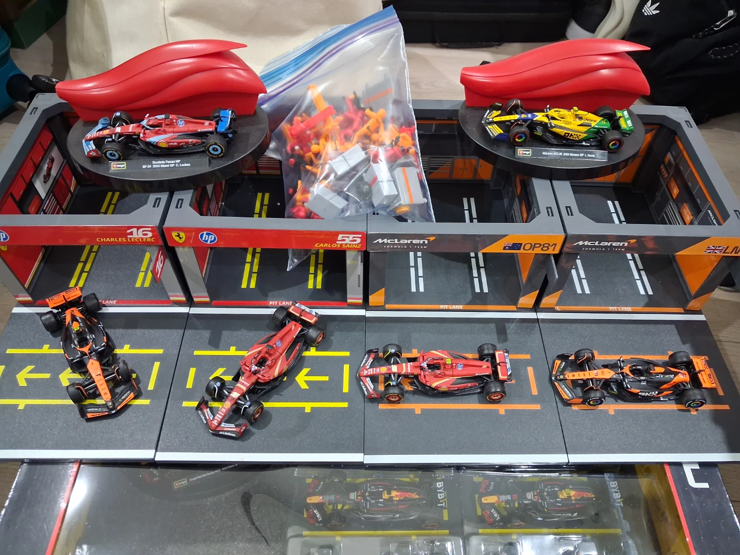 Burago 1/43 Oracle Red Bull Racing F1 Track Set with Cars