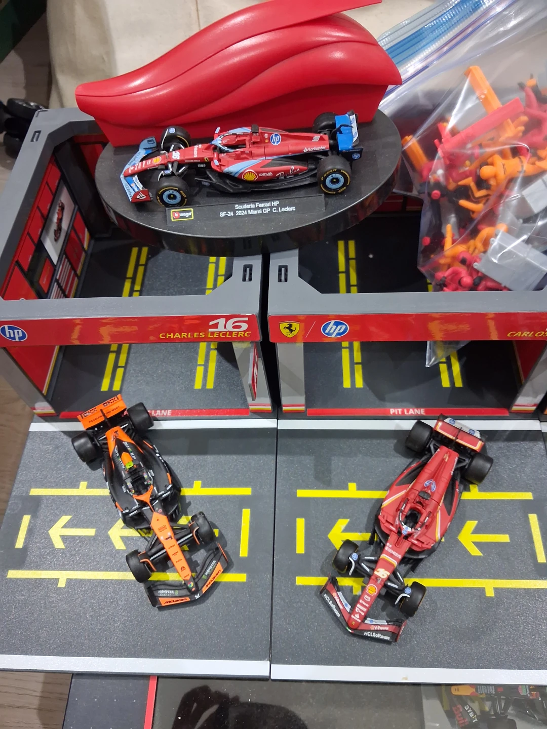 Burago 1/43 Oracle Red Bull Racing F1 Track Set with Cars - photo 2