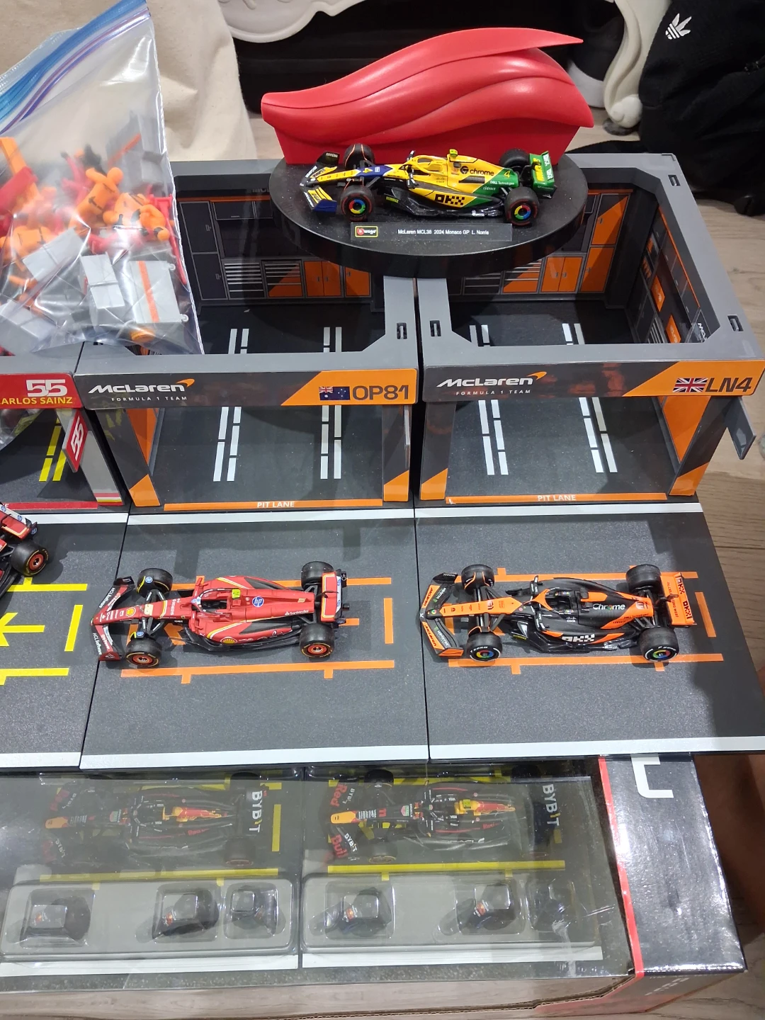 Burago 1/43 Oracle Red Bull Racing F1 Track Set with Cars - photo 3