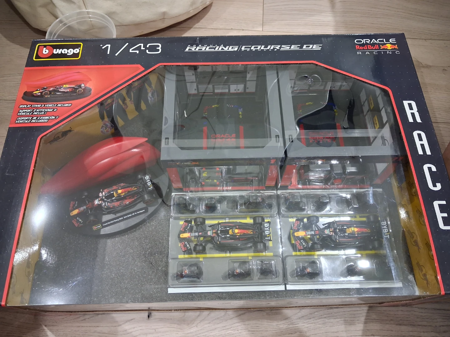 Burago 1/43 Oracle Red Bull Racing F1 Track Set with Cars - photo 5