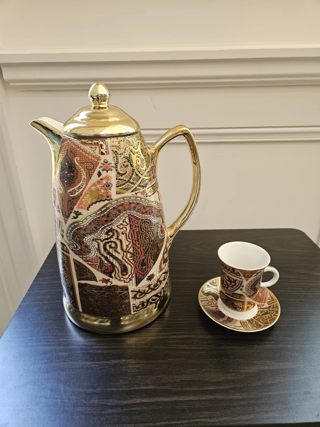 Decorative coffee/tea set of 4 cups and 4 saucers