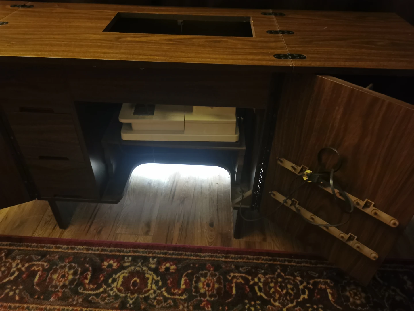 Singer Sewing Machine - photo 2