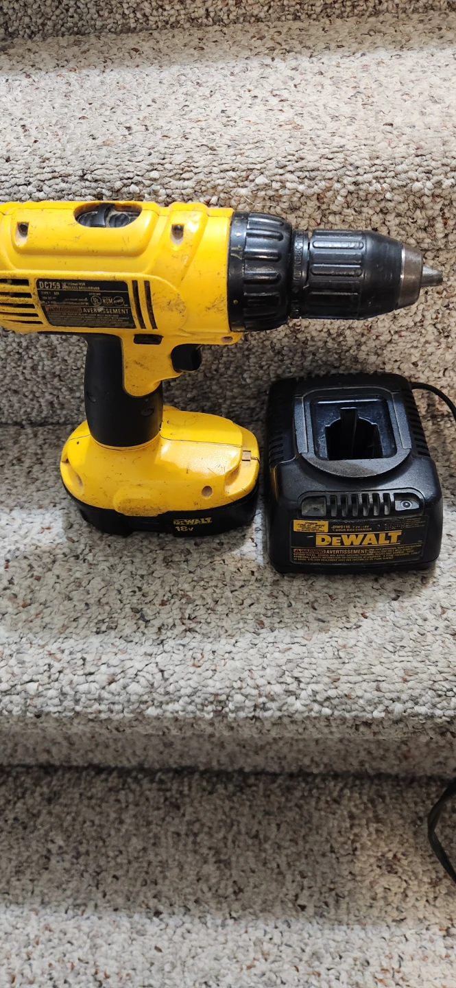 DeWalt 18V Cordless Drill with Charger - photo 3