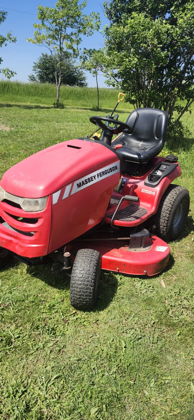 Massey Ferguson Riding Lawnmower - photo 2
