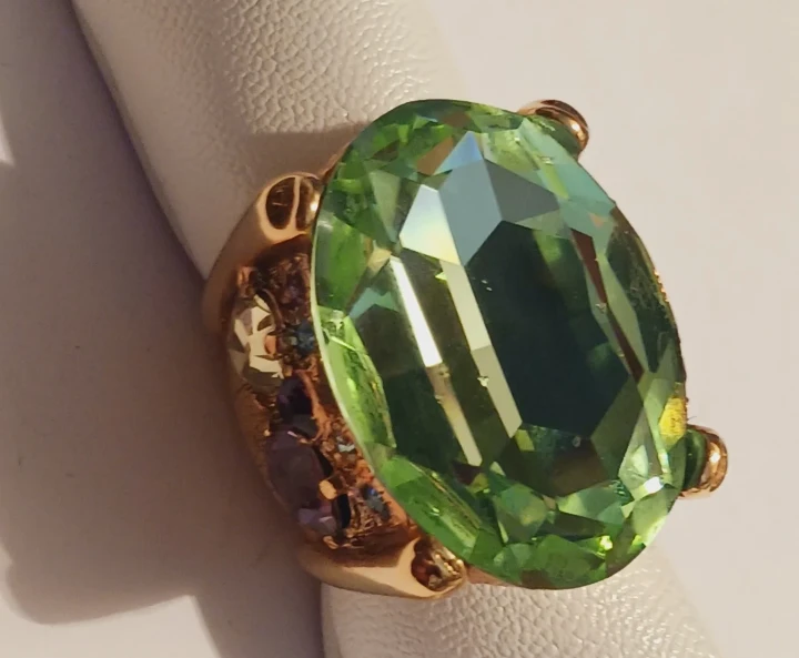 Massive Oversized Green Gemstone Ring Gold Tone.  7.5/8 - photo 2
