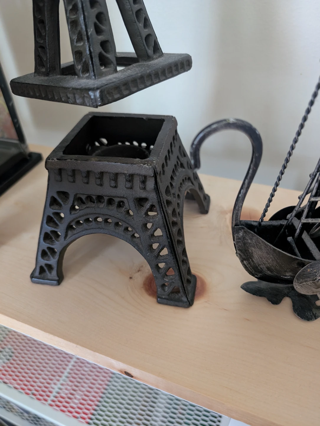 Cast Iron Eiffel Tower Tealight Holder - photo 3