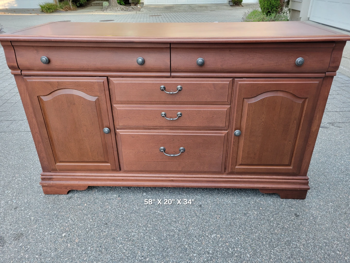 Beautiful Traditional Sideboard / Buffet / Console Table. - photo 3