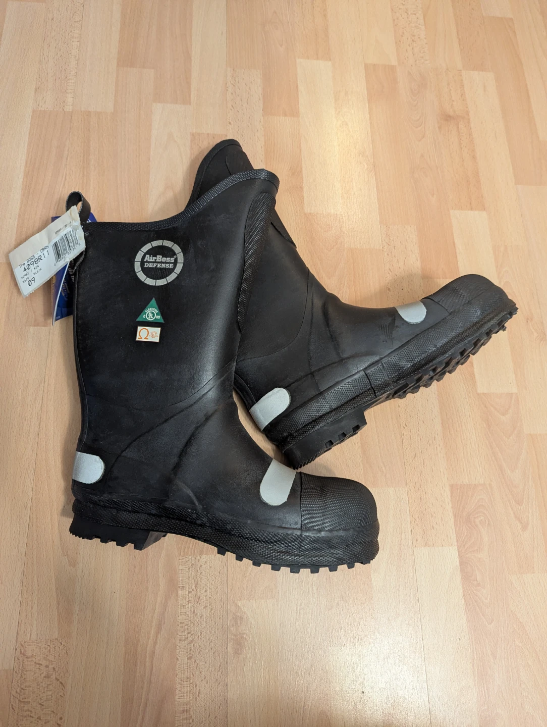 *MENS SIZE 9 -  NEW AIRBOSS medium width steel toe rubber boots