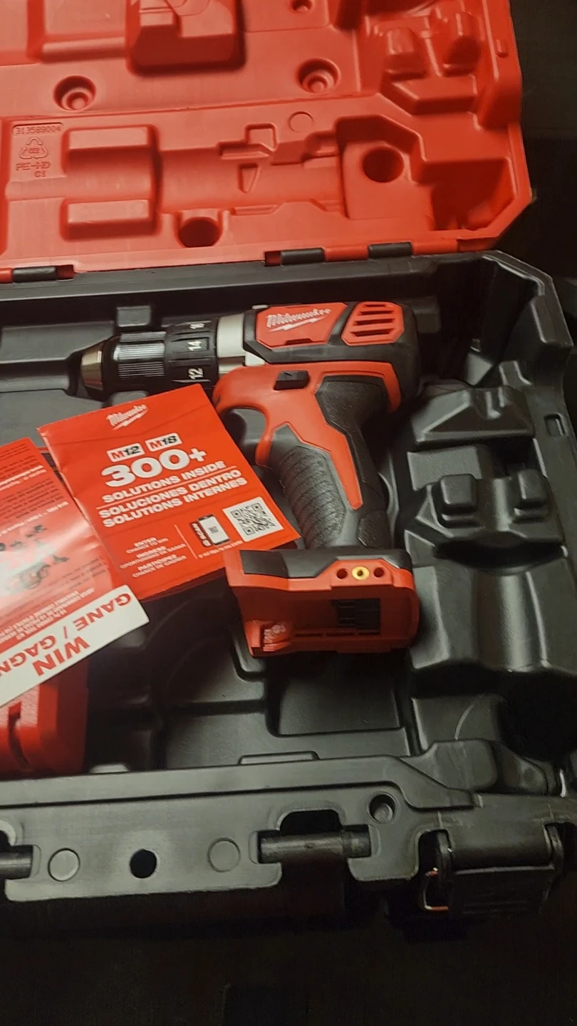 Milwaukee M18 FUEL Drill with battery and charger - photo 3