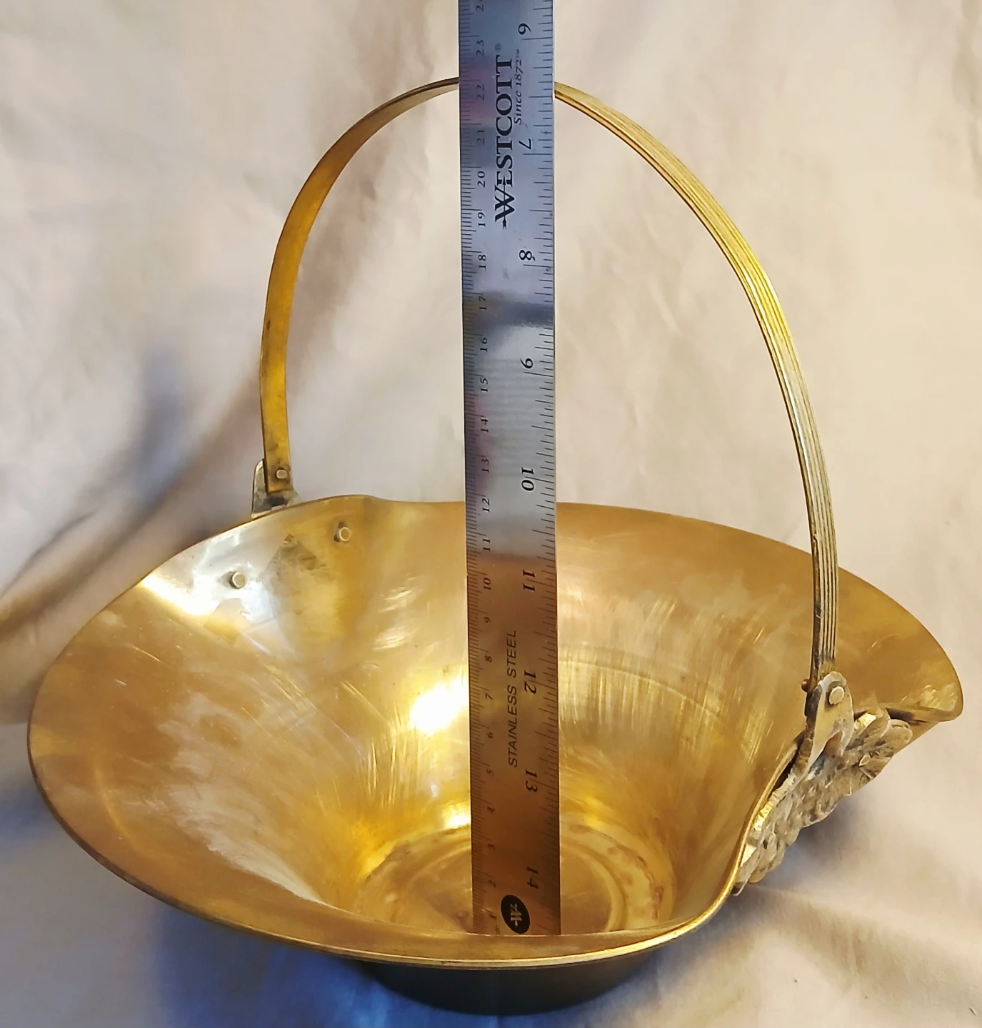 Brass Basket with Handle and Grapevine Decoration - photo 4