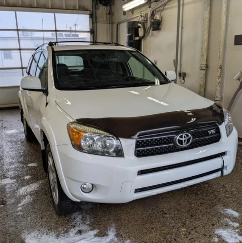White Toyota RAV4 V6 SUV