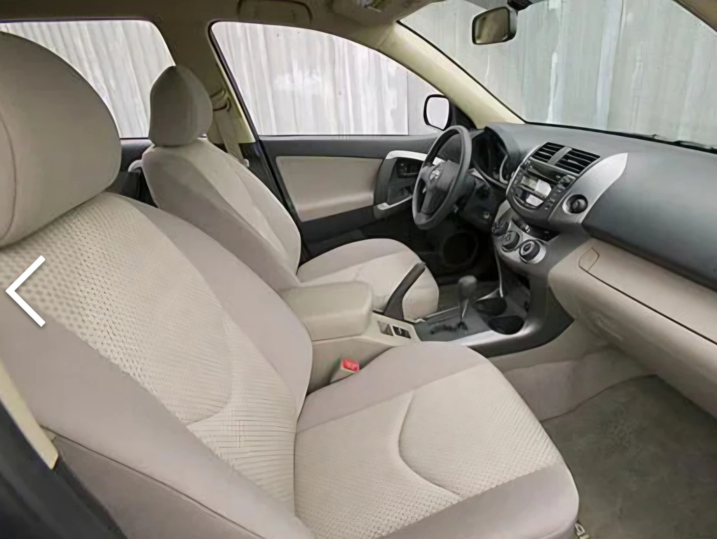 White Toyota RAV4 V6 SUV - photo 2