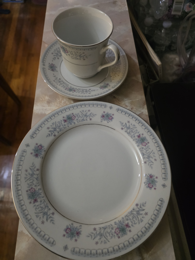 Floral Design Dinnerware Set - photo 3