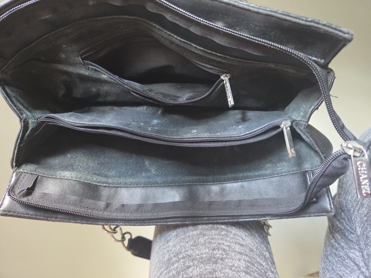CHANEL Black Leather Shoulder Bag - photo 3