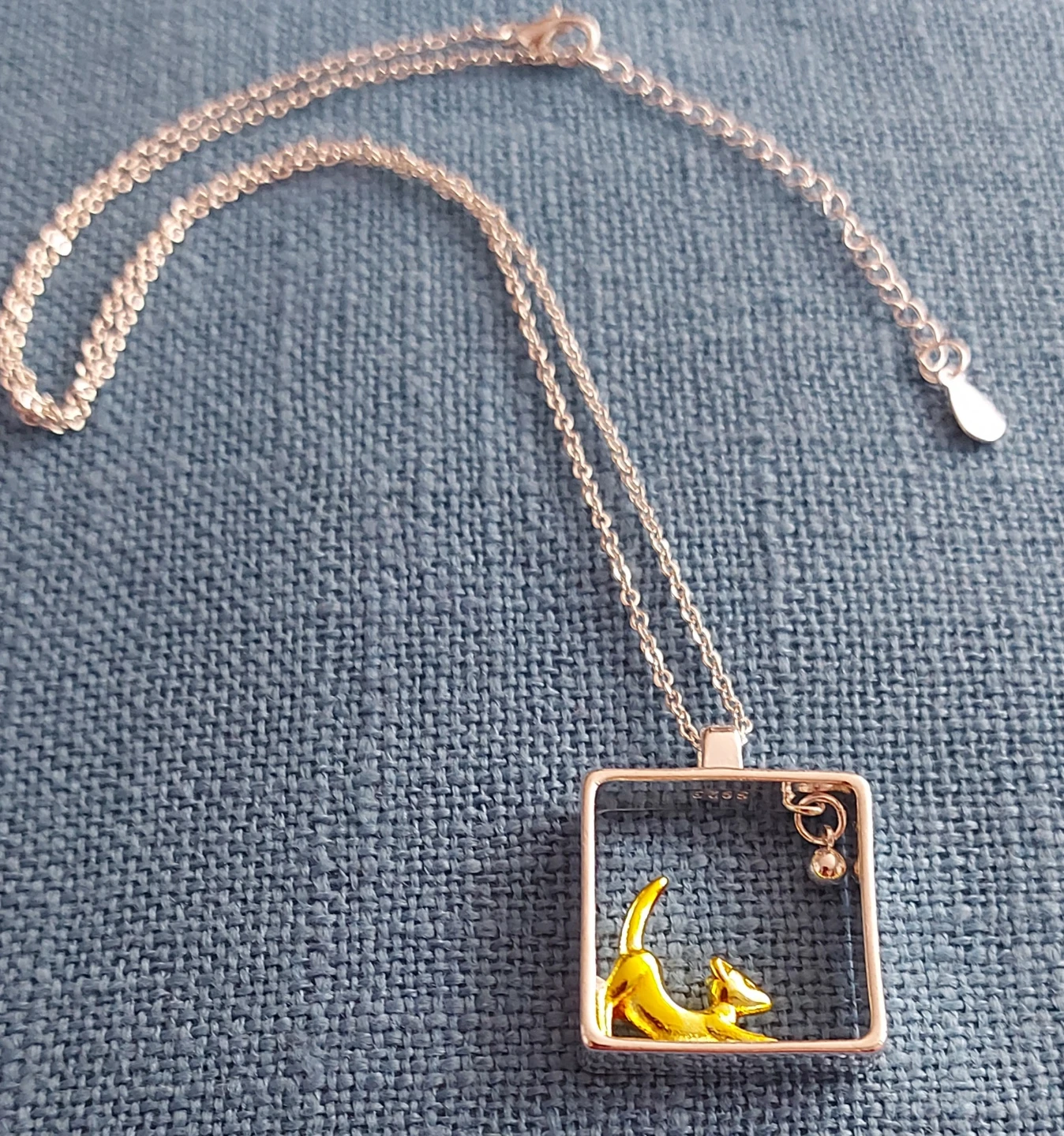 🆕 Silver-tone necklace with a playful yellow cat pendant