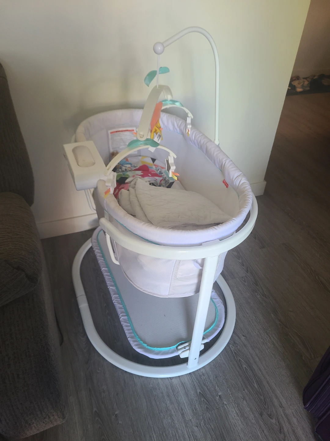 Fisher-Price baby bassinet, sxing, baby Crib ans njrsingt pillow - photo 3