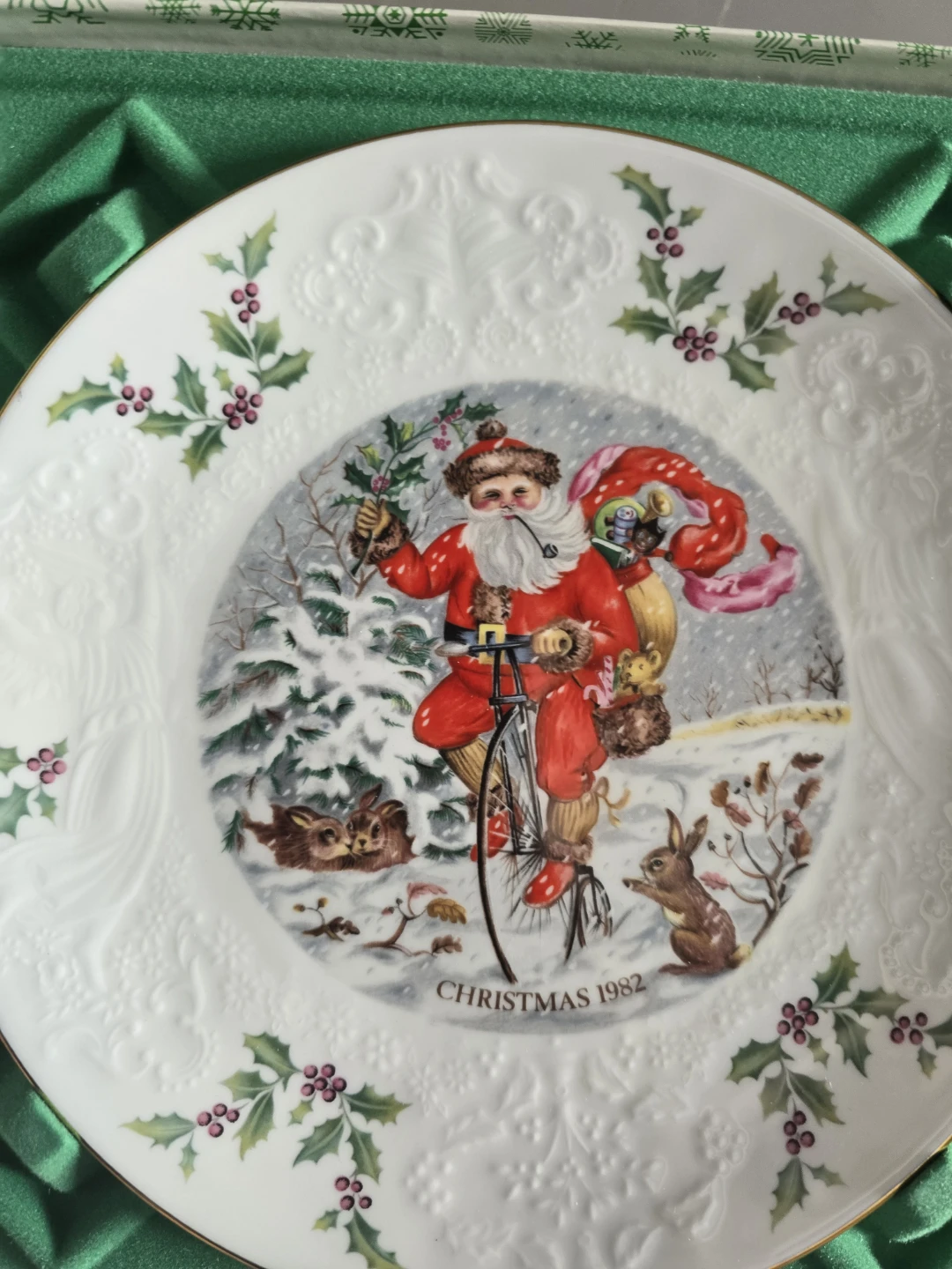 Royal Doulton 1982 Christmas Plate - photo 2