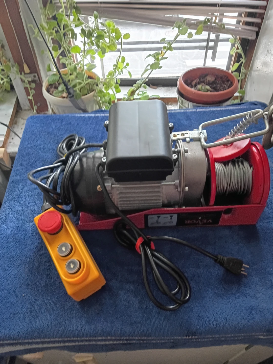 Vevor Electric Hoist Winch 440 lbs Capacity with Remote Control - photo 4