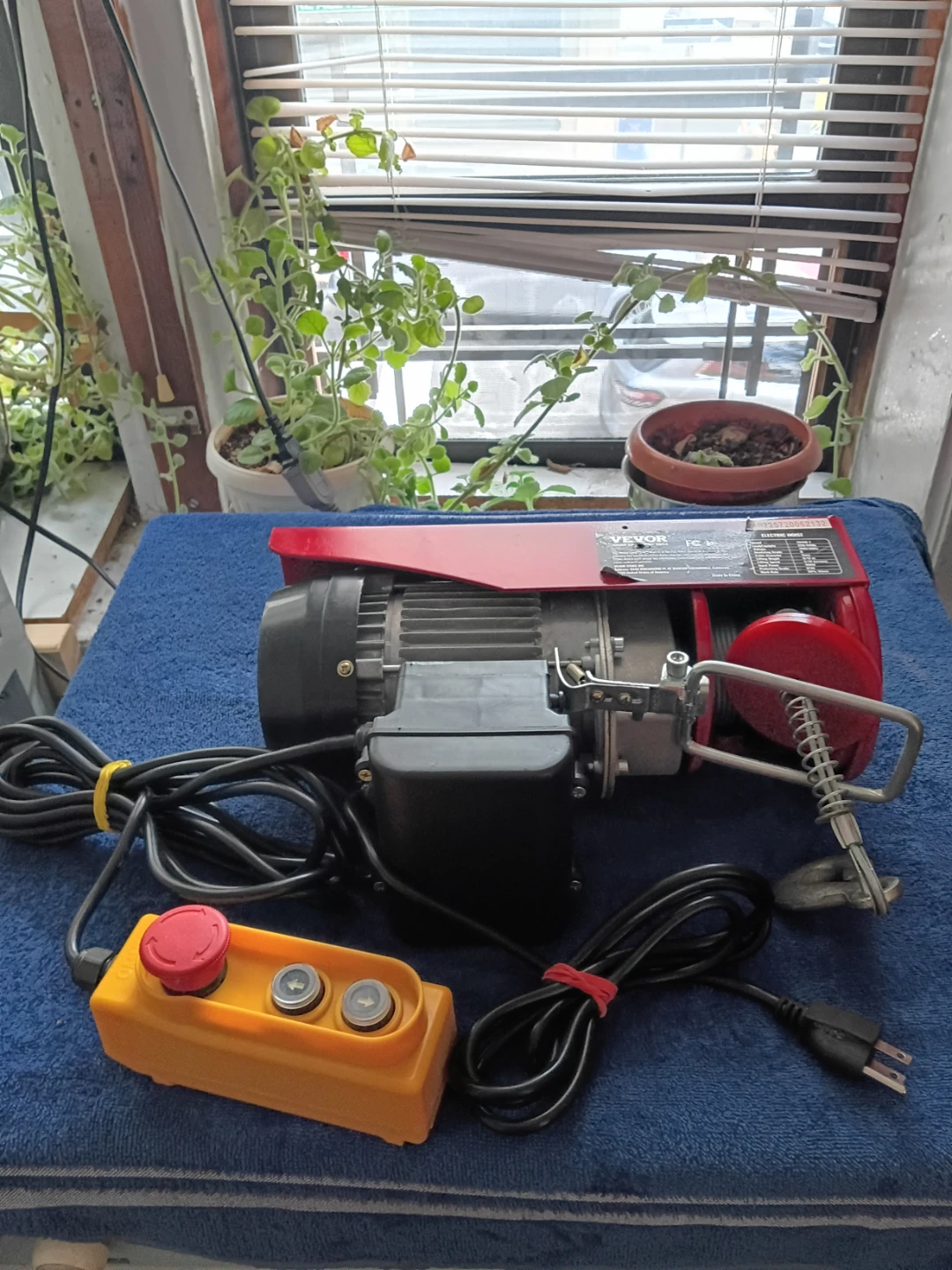 Vevor Electric Hoist Winch 440 lbs Capacity with Remote Control - photo 5