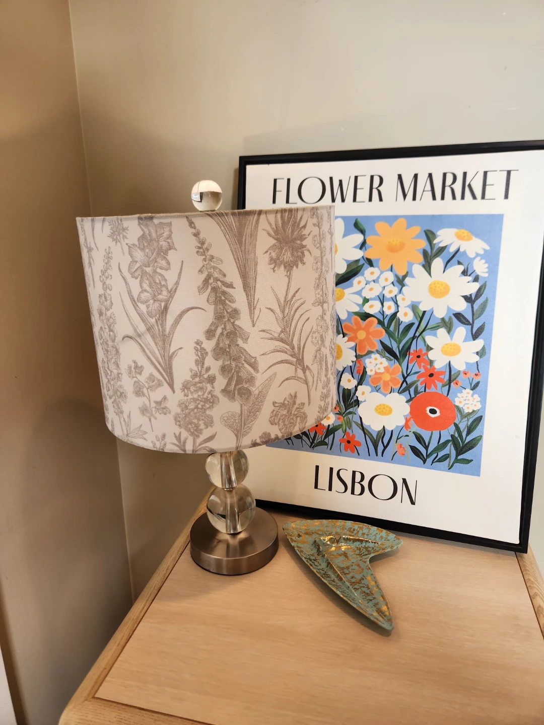 MODERN BOUTIQUE STYLE TRI-LITE LAMP WITH GRAY FLORAL  SHADE. - photo 5
