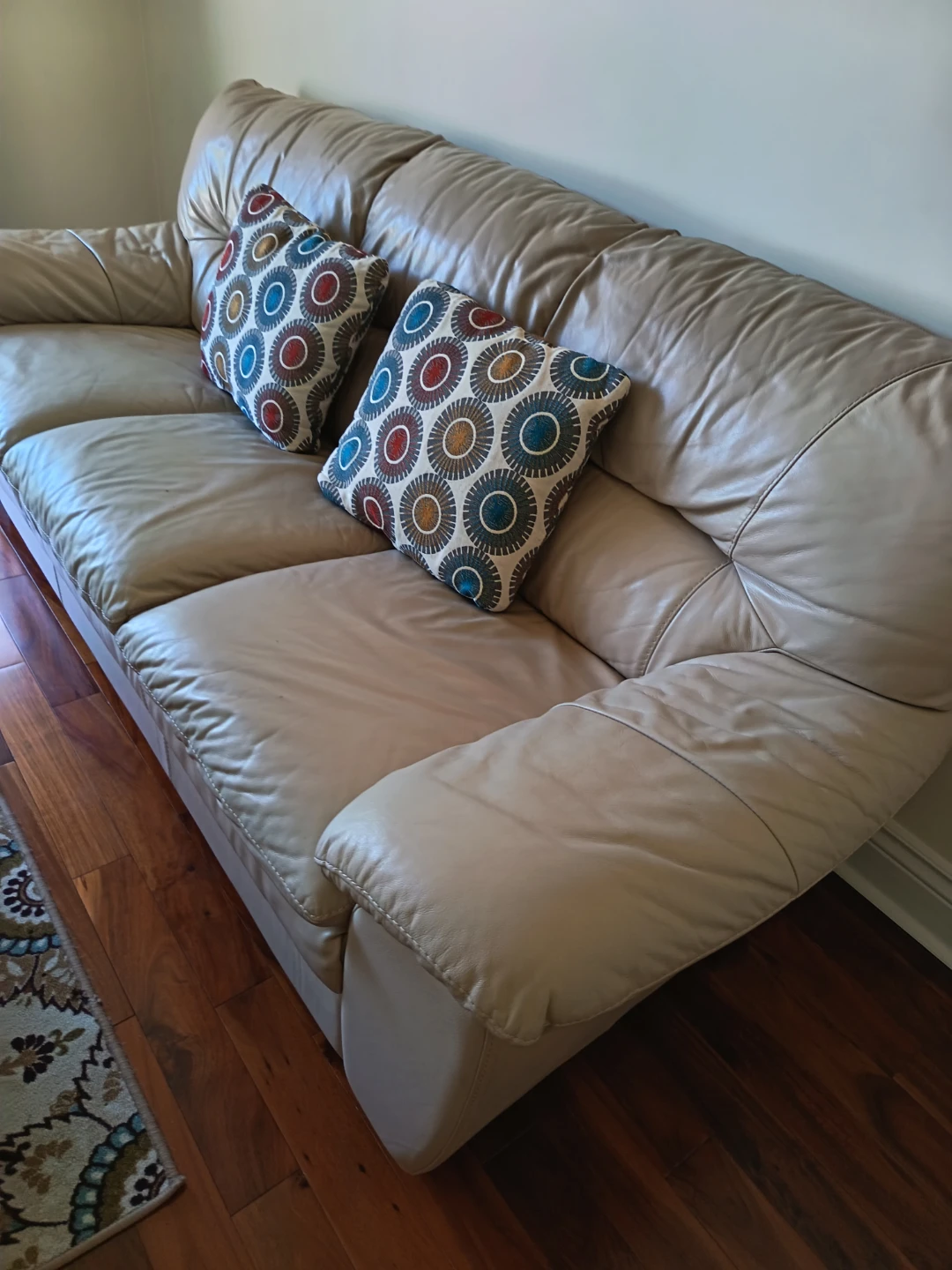 Cream Leather 3-Seater Sofa with Decorative Pillows - photo 3
