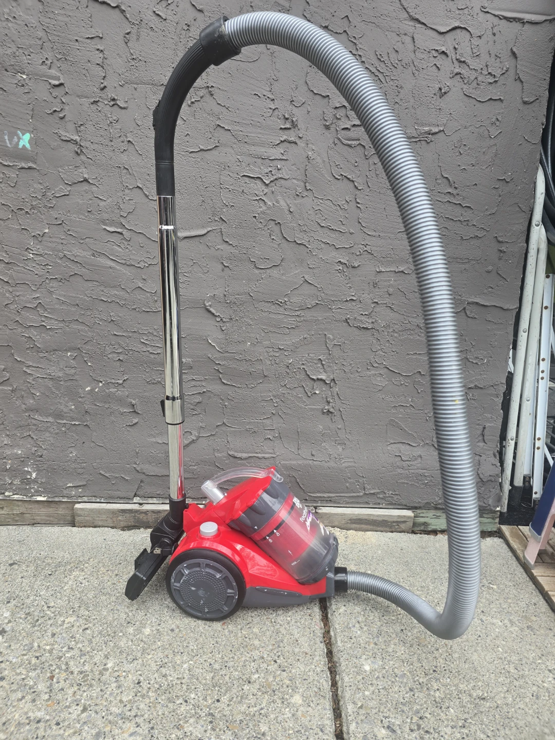 Dirt Devil Vacuum Cleaner - photo 2