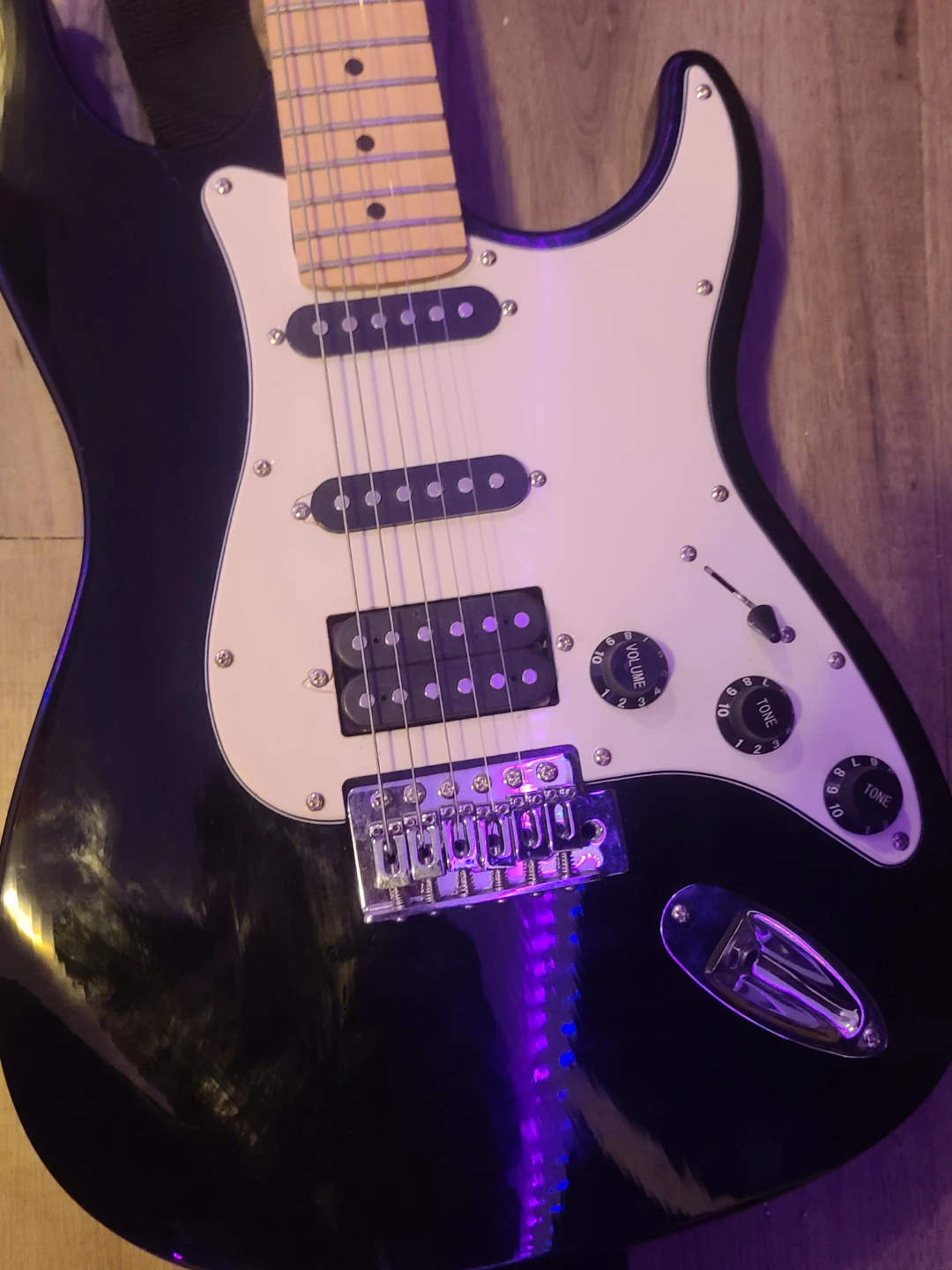 Rocker Electric Guitar with Gig Bag and Extra Strings whammy bar - photo 4