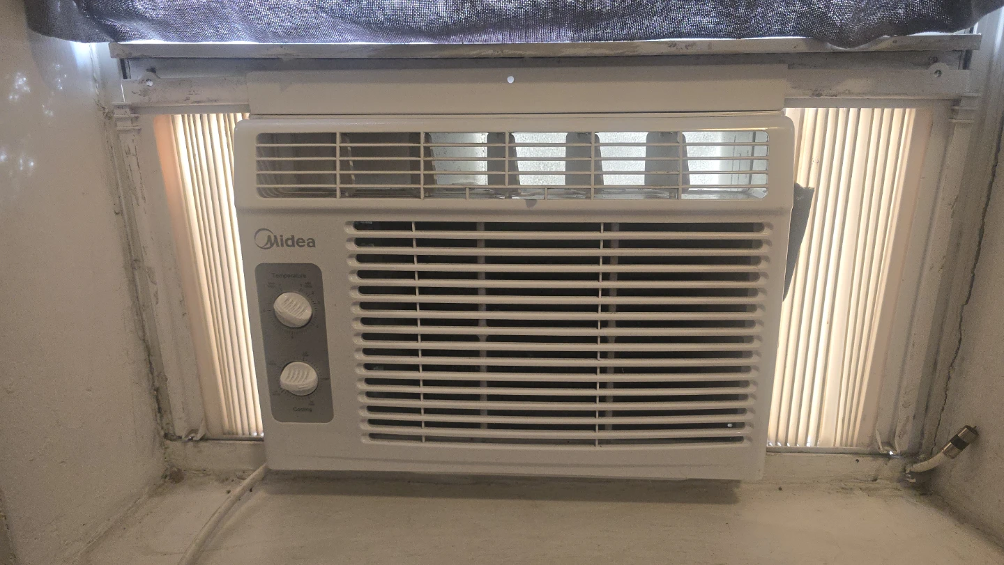 Midea Window Air Conditioner - photo 2
