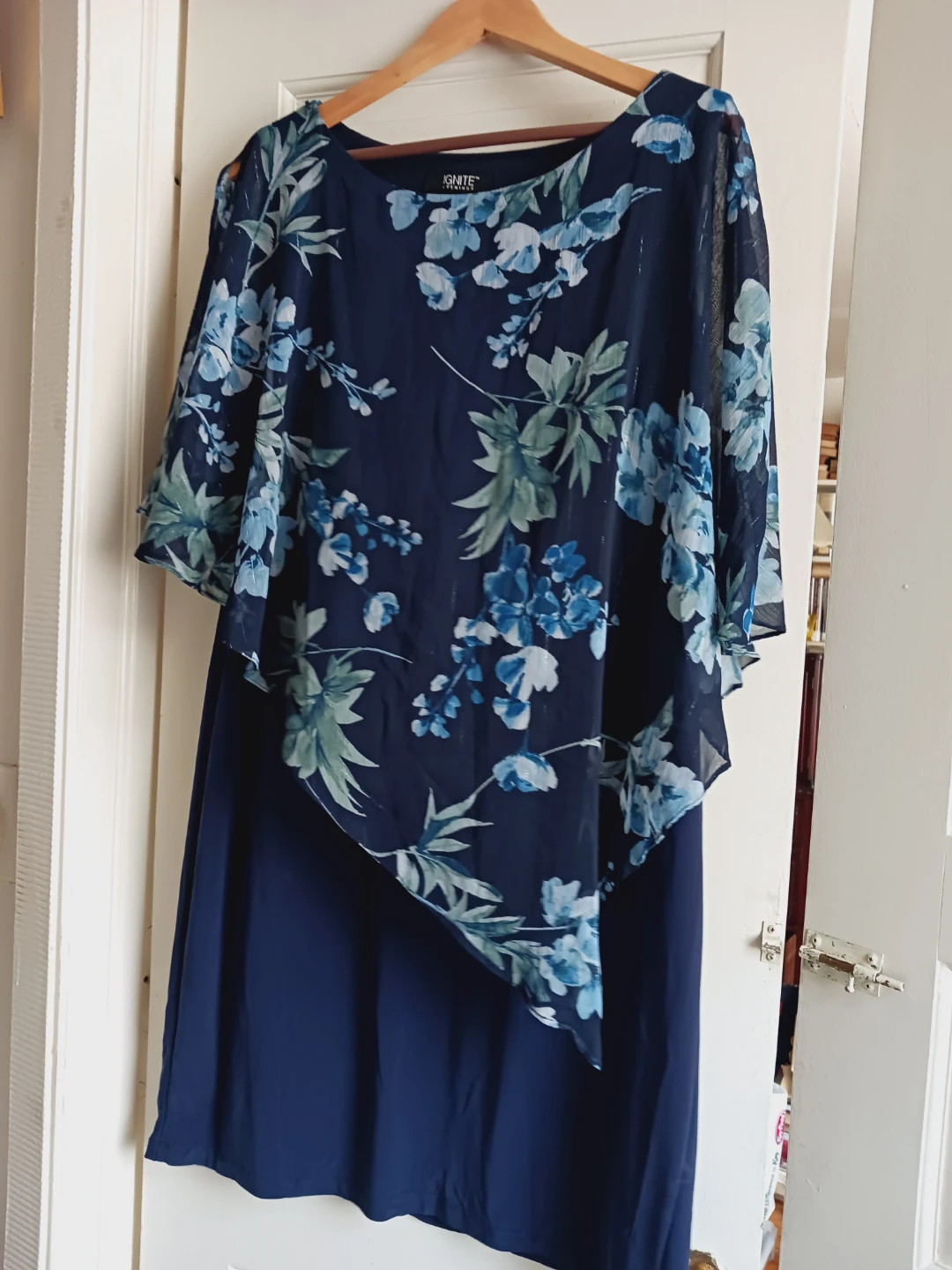 New !! Beautiful Navy Blue Floral Dress. Size 18. - photo 2