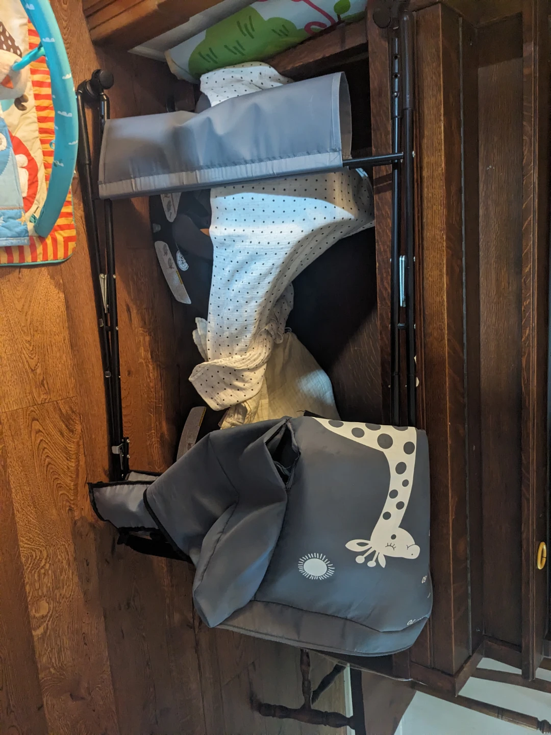 Free changing table - photo 3