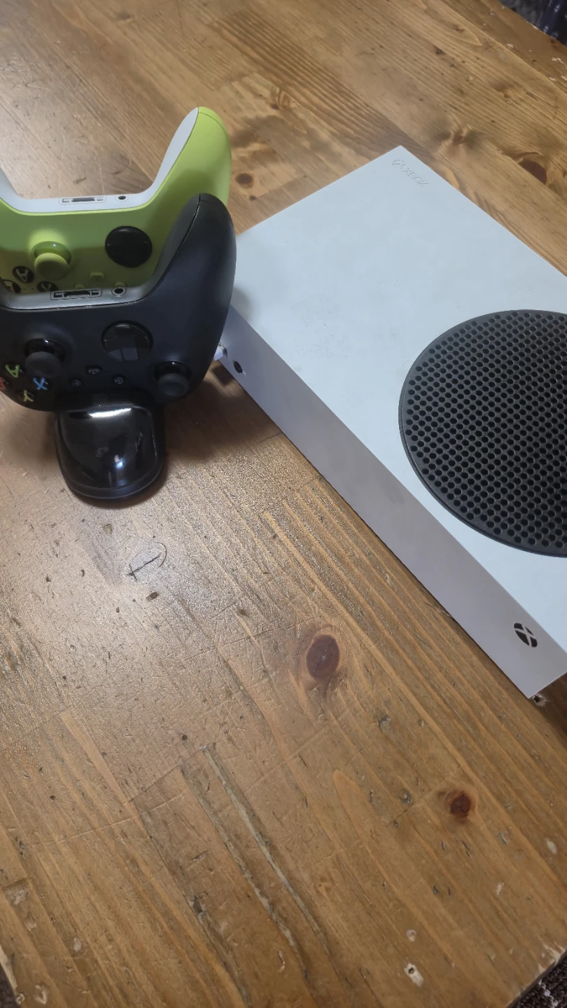 Xbox Series S Console 1tb with Two Controllers and Charging Dock - photo 4