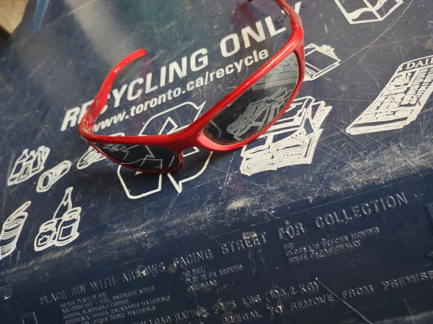 Red Sunglasses - photo 3