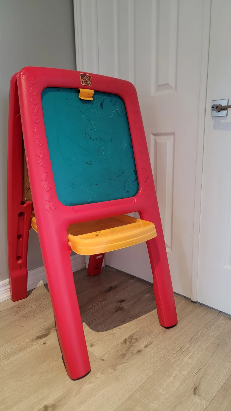 Two-sided easel metal dry-erase board and chalkboard