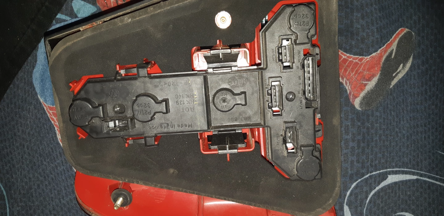 Hella Taillight Assembly for 1999-2005 VW Jetta (MK4) - photo 4