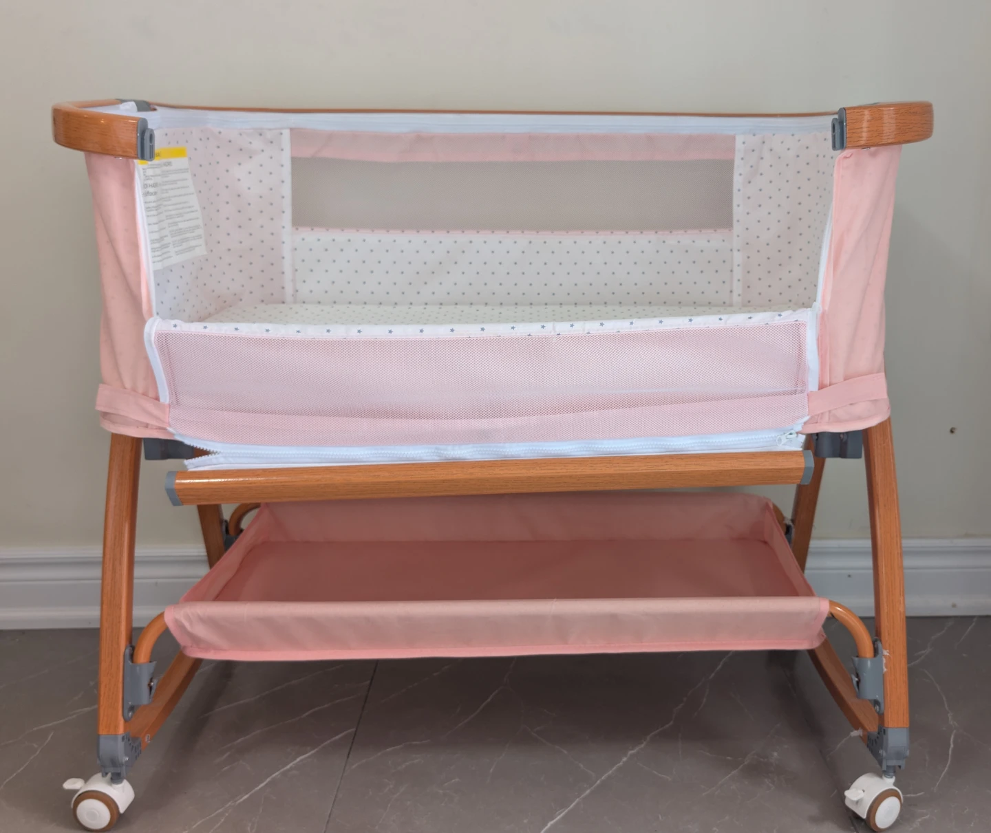 Pink baby bassinet with mosquito net - photo 2