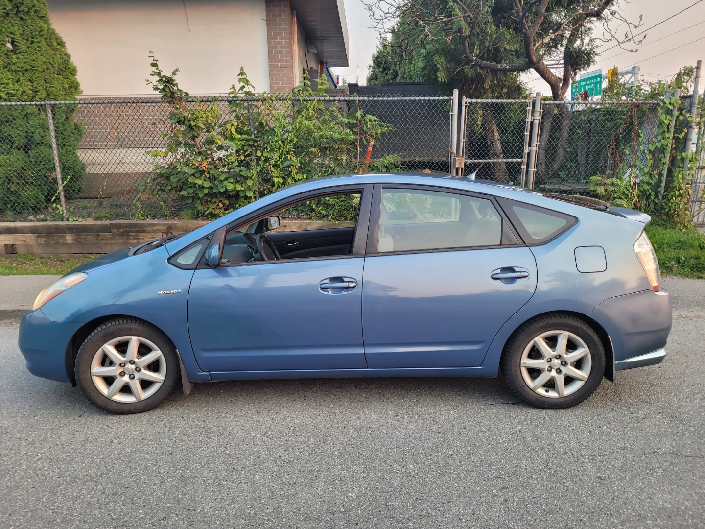 Blue Toyota Prius Hybrid - photo 5