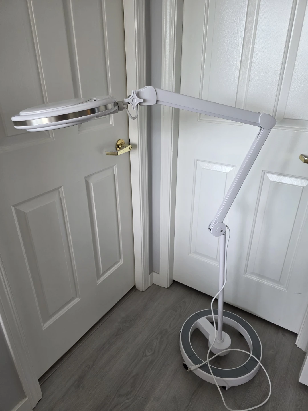 Professional esthetics LED magnifying lamp with rolling stand - photo 2
