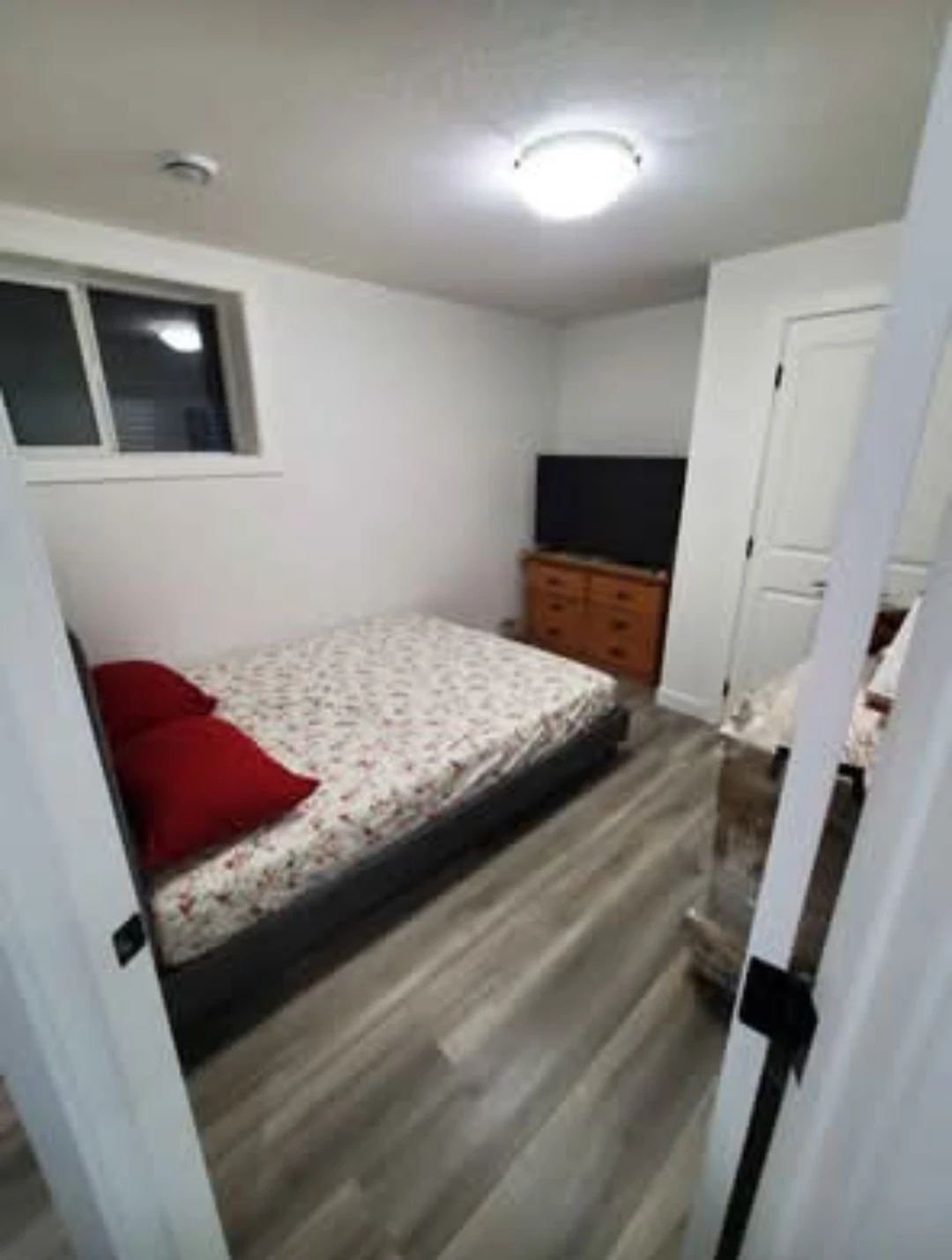 2 Bedroom Legal Basement for Rent in Evanston-Availability Sep1 - photo 3