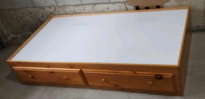 Beautiful Solid Pine Twin Bed. Canadian and hand made. 🇨🇦