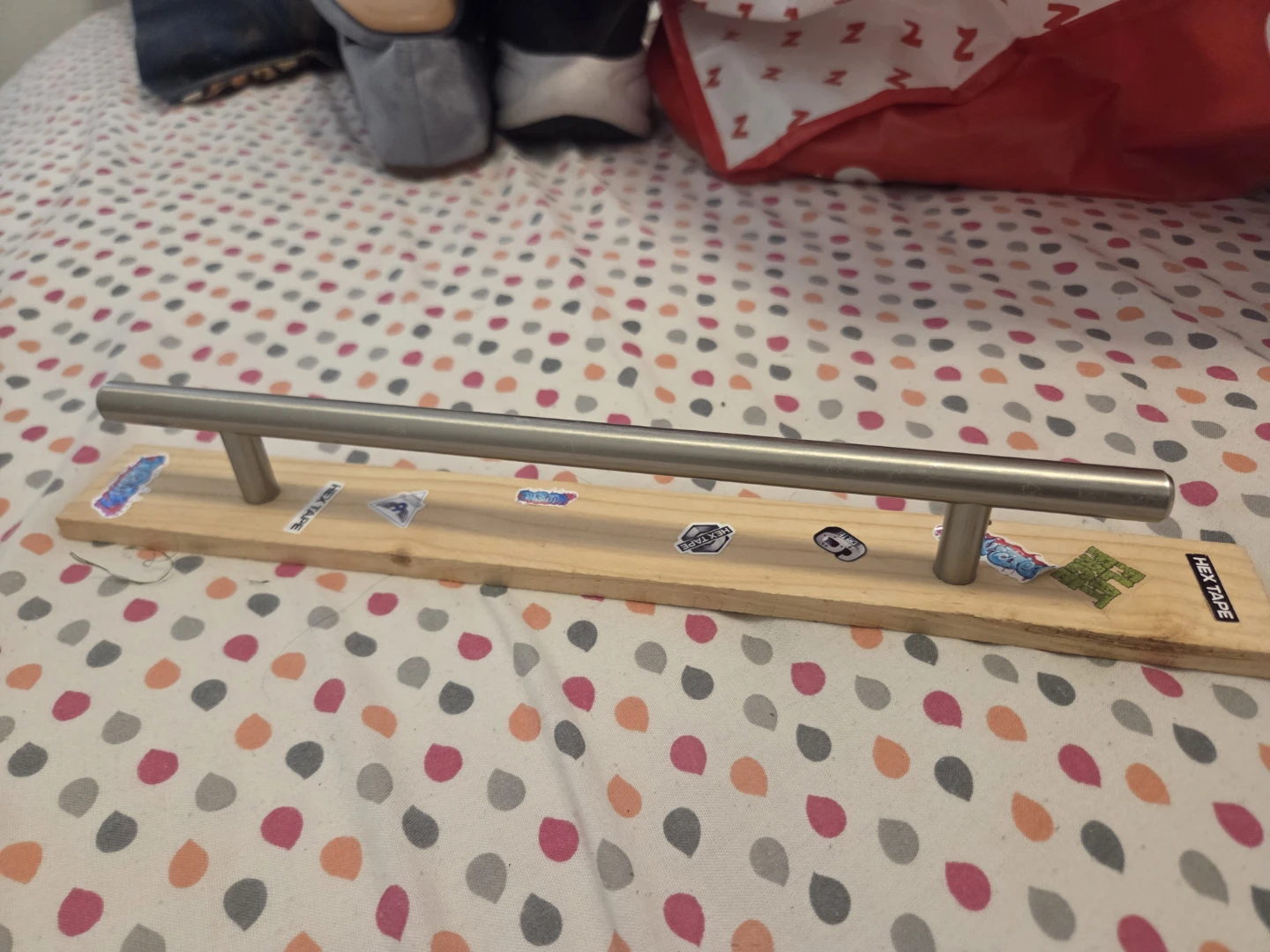 Wooden fingerboard ramp with metal rail - photo 2