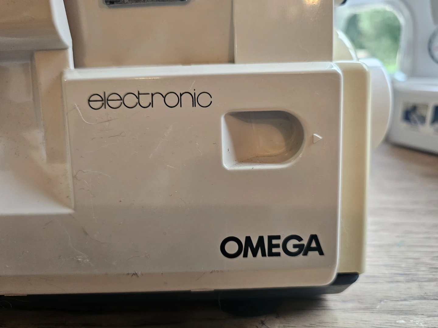 Omega Electronic Serger Sewing Machine - photo 3