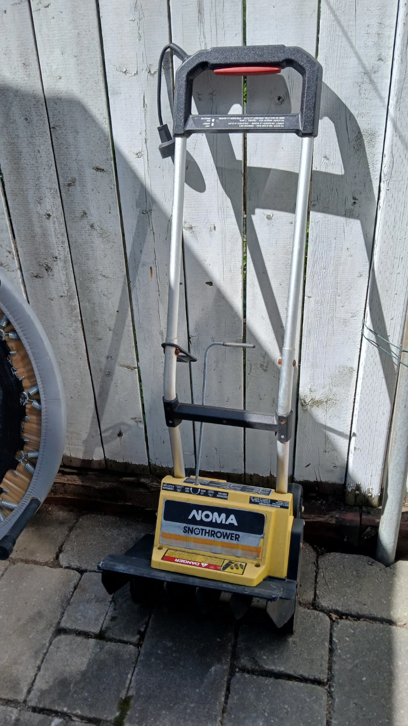 Mona Snow blower for $10.00